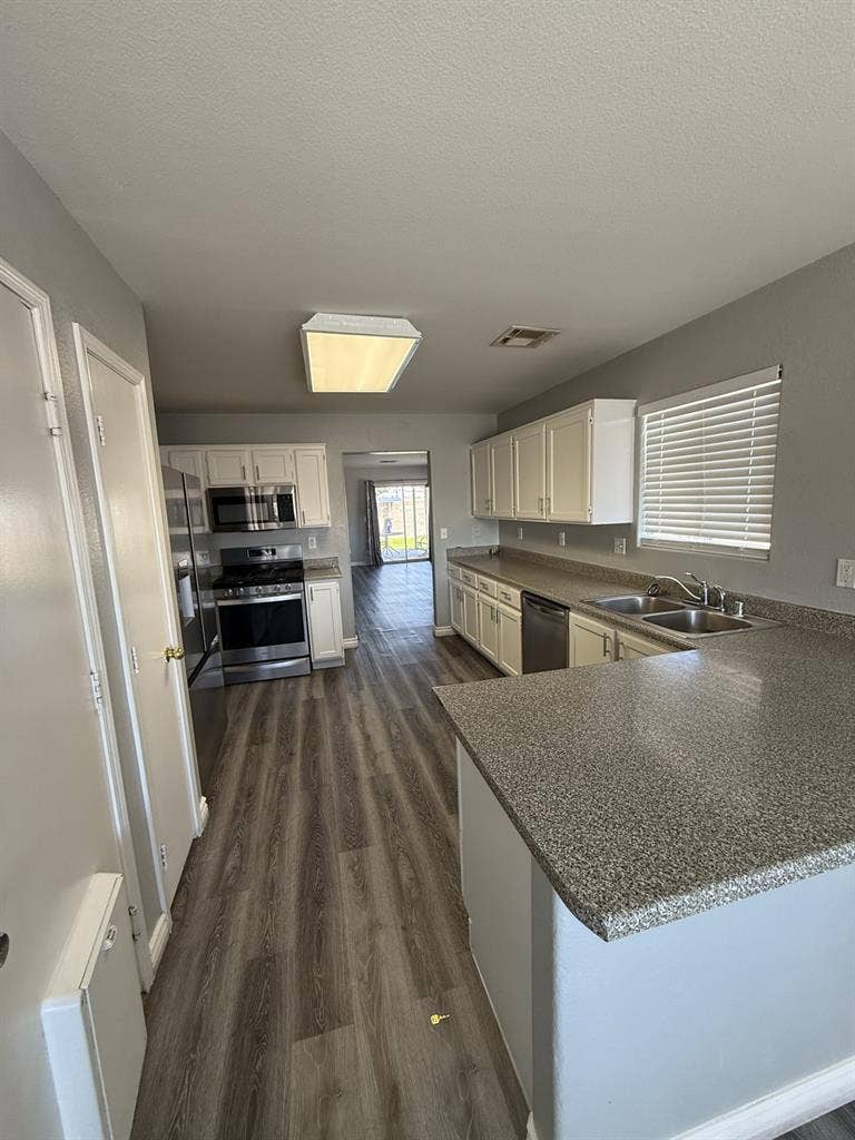 4 Rooms for rent shared bathroomm