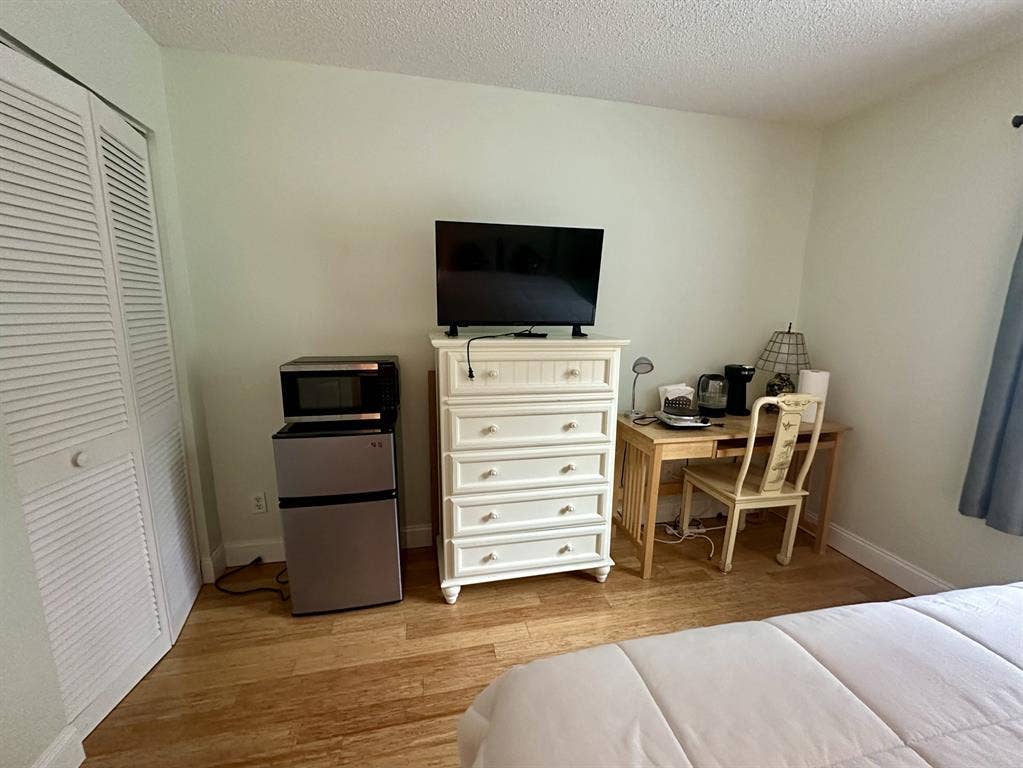 Quiet Nice furnished room