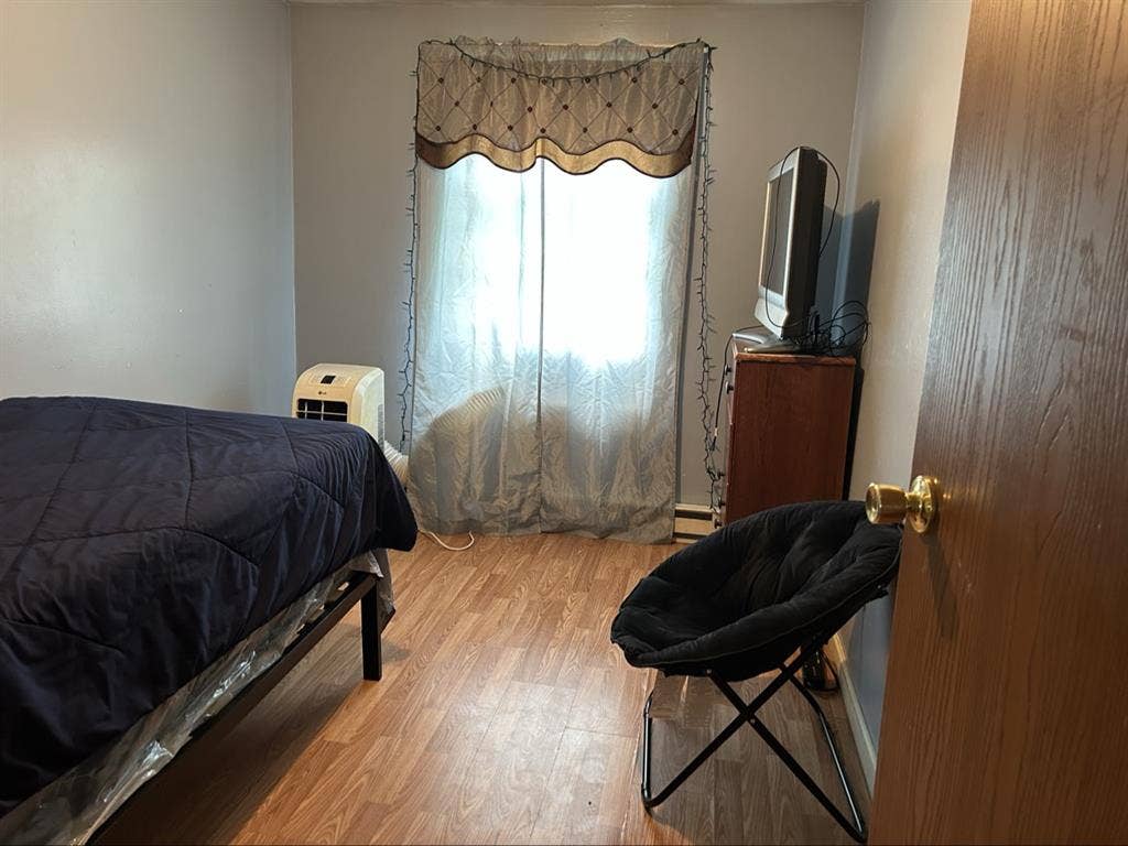 Clean Private Room in Quiet Home