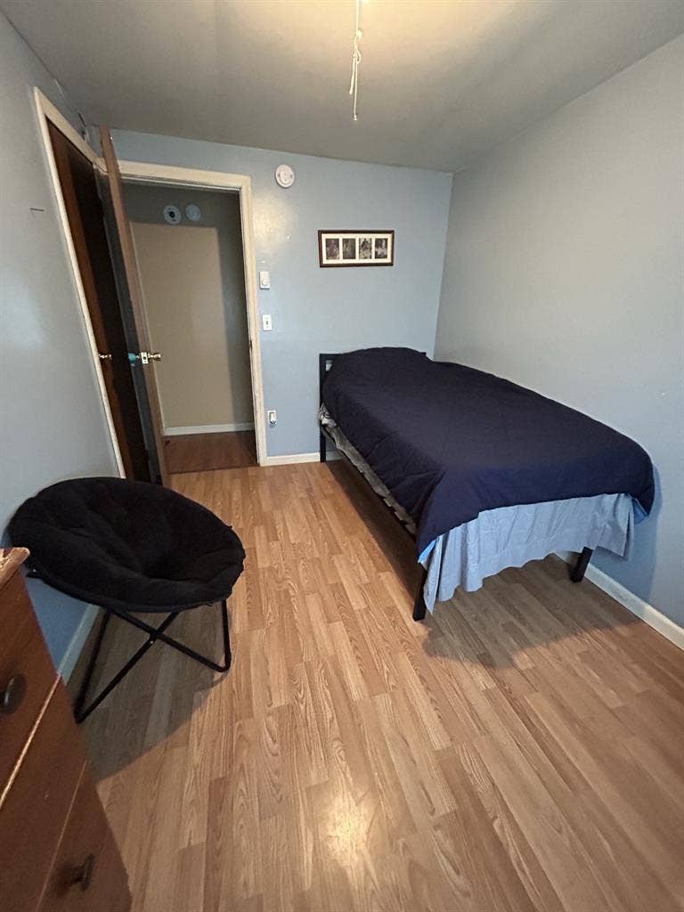 Clean Private Room in Quiet Home