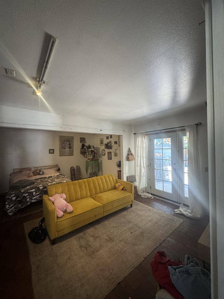 NEED 2 ROOMATES