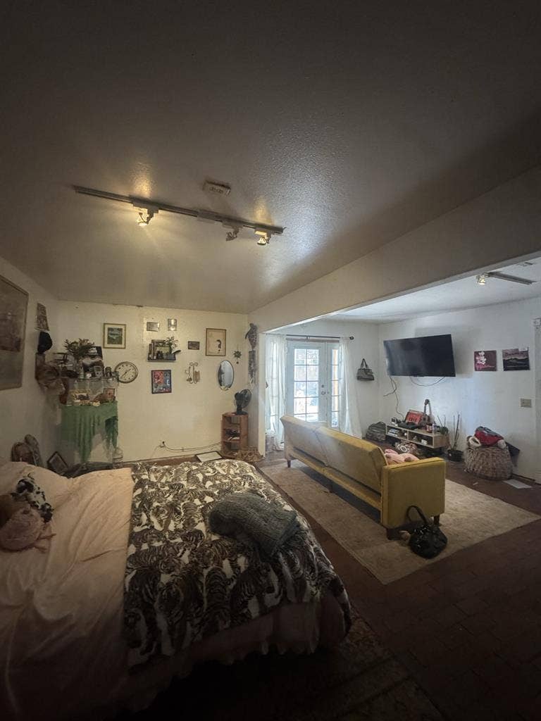NEED 2 ROOMATES