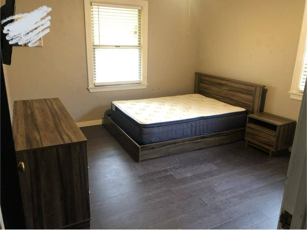 Looking for roommate