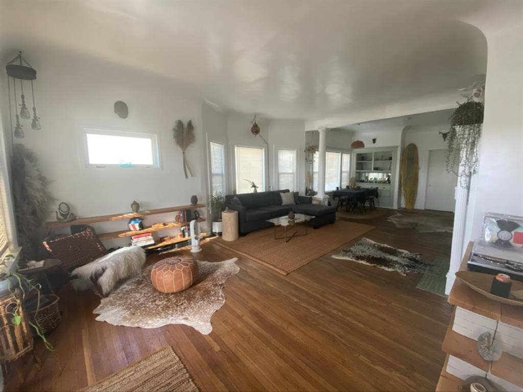 1890s Victorian room/bath for rent