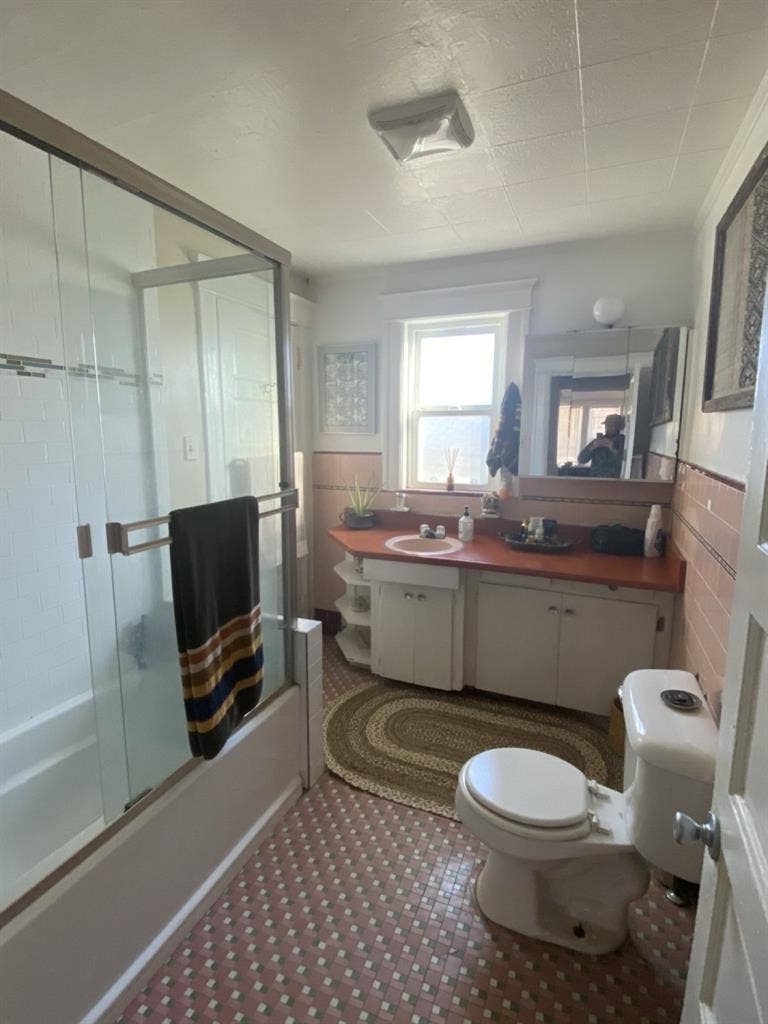 1890s Victorian room/bath for rent