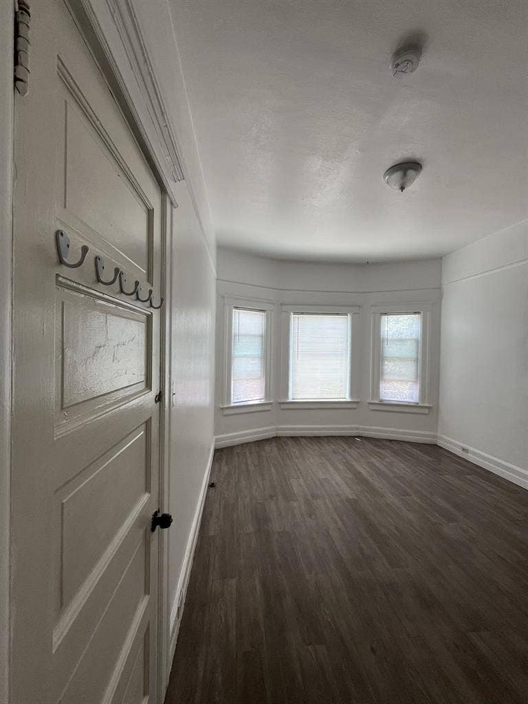 1890s Victorian room/bath for rent