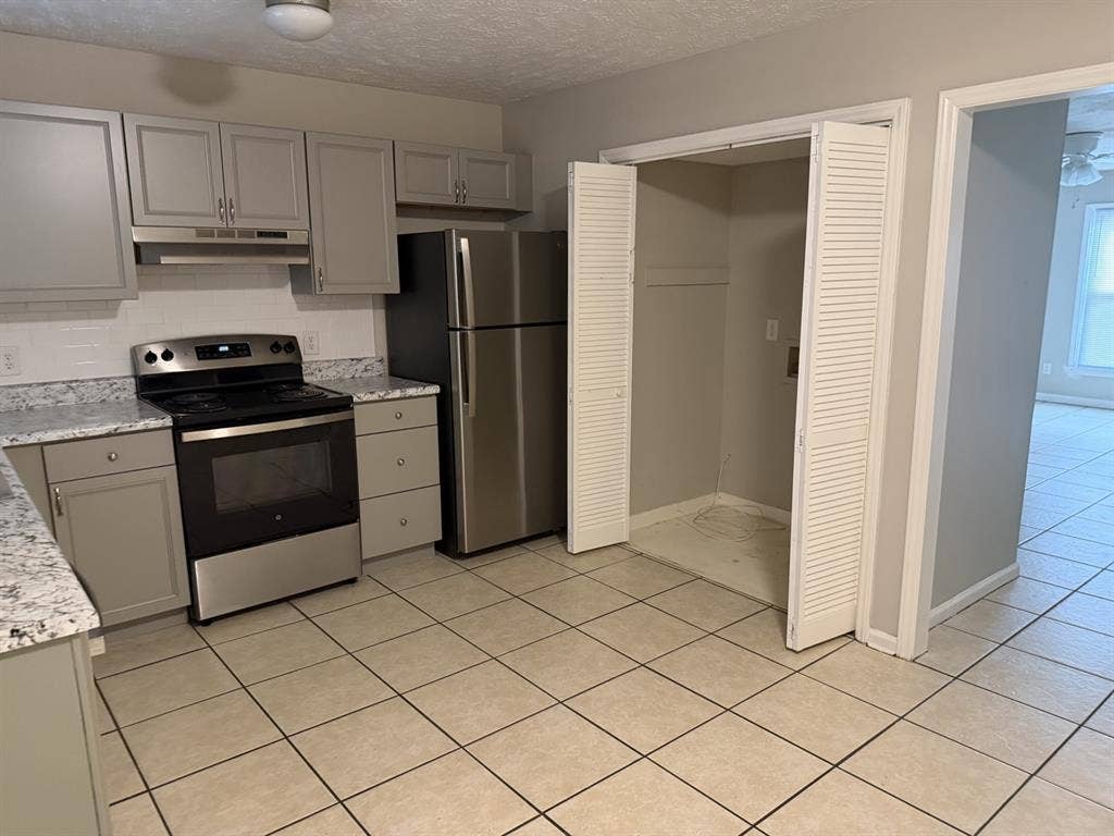 JUST MOVED IN, ROOMATE, 2B 2HB 1FB.
