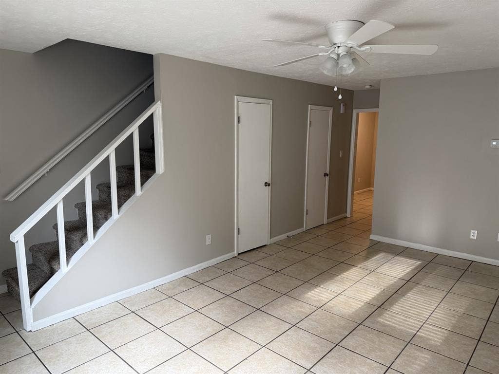 JUST MOVED IN, ROOMATE, 2B 2HB 1FB.