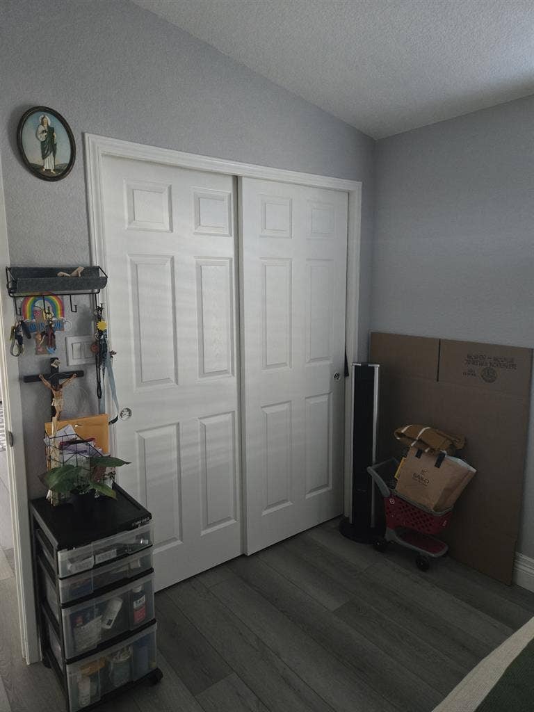 1bed w/attached bath. Women only