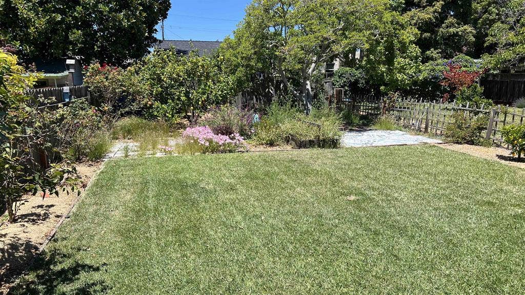 Room For Rent in Cute 2/1 House