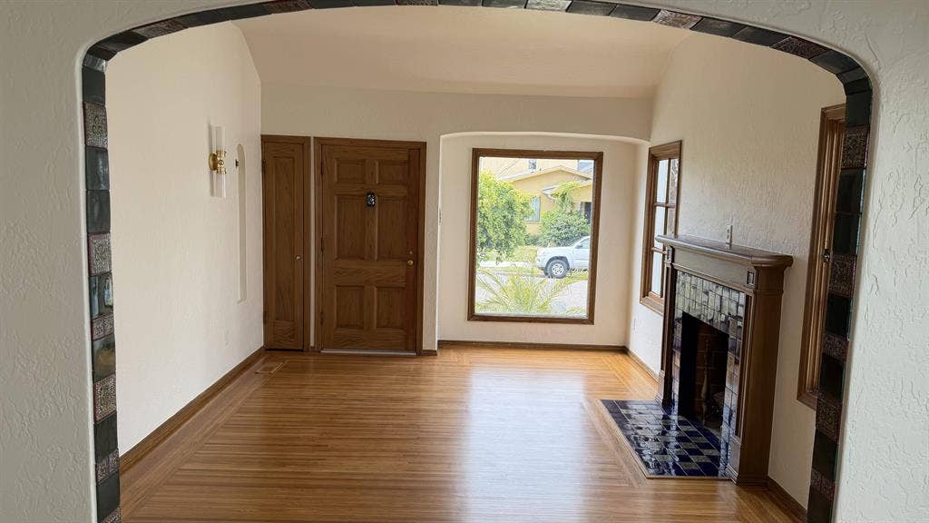 Room For Rent in Cute 2/1 House
