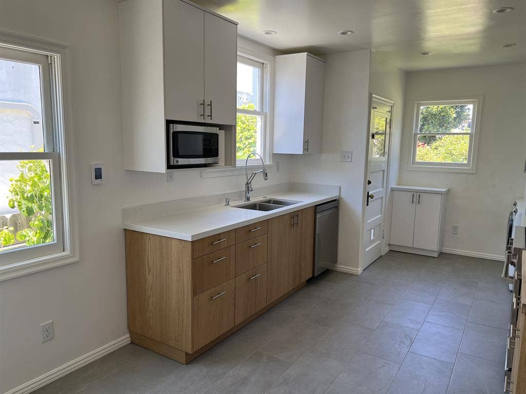 Room For Rent in Cute 2/1 House