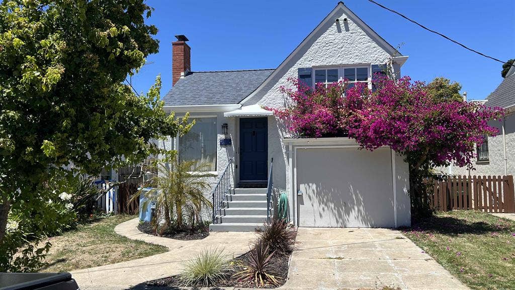 Room For Rent in Cute 2/1 House