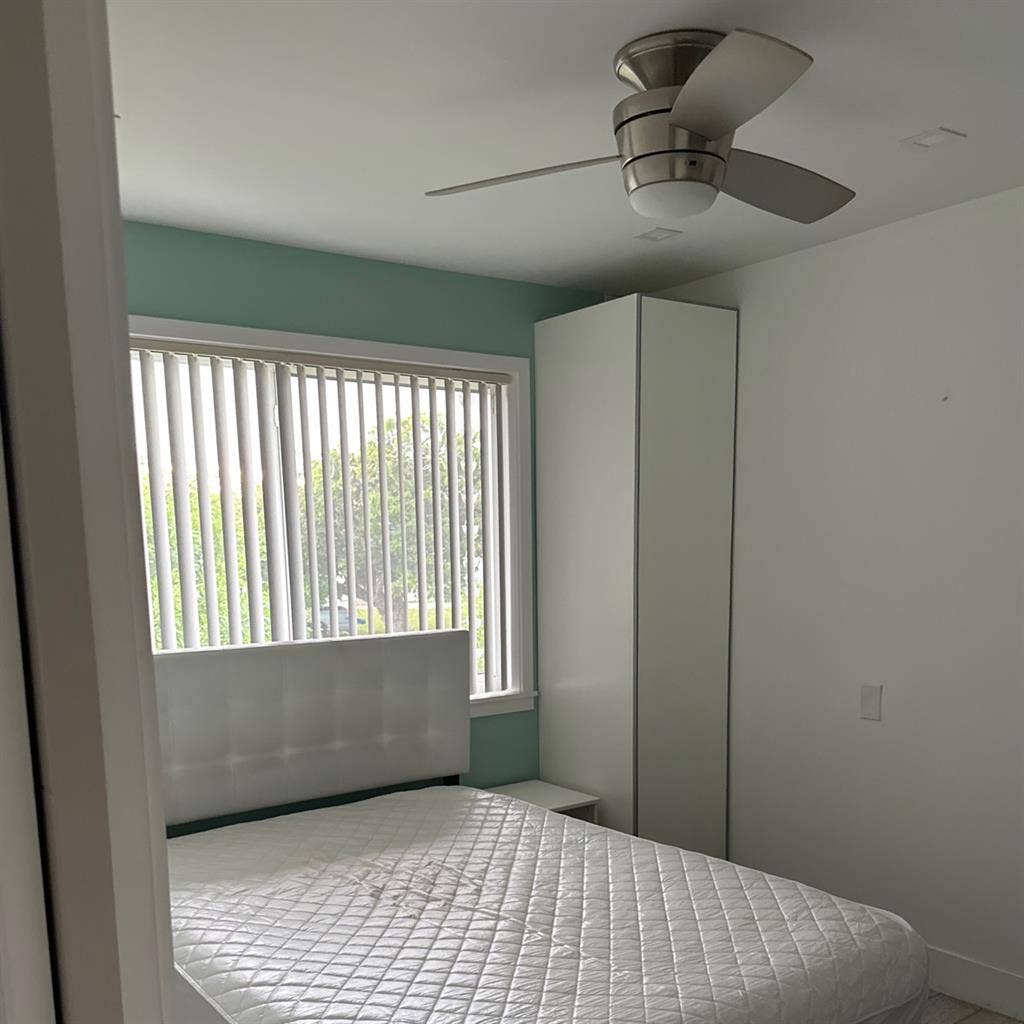 Room available now in north Miam