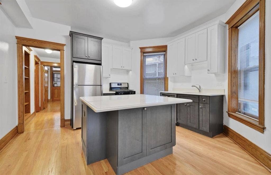 bed/bath available in west lakeview