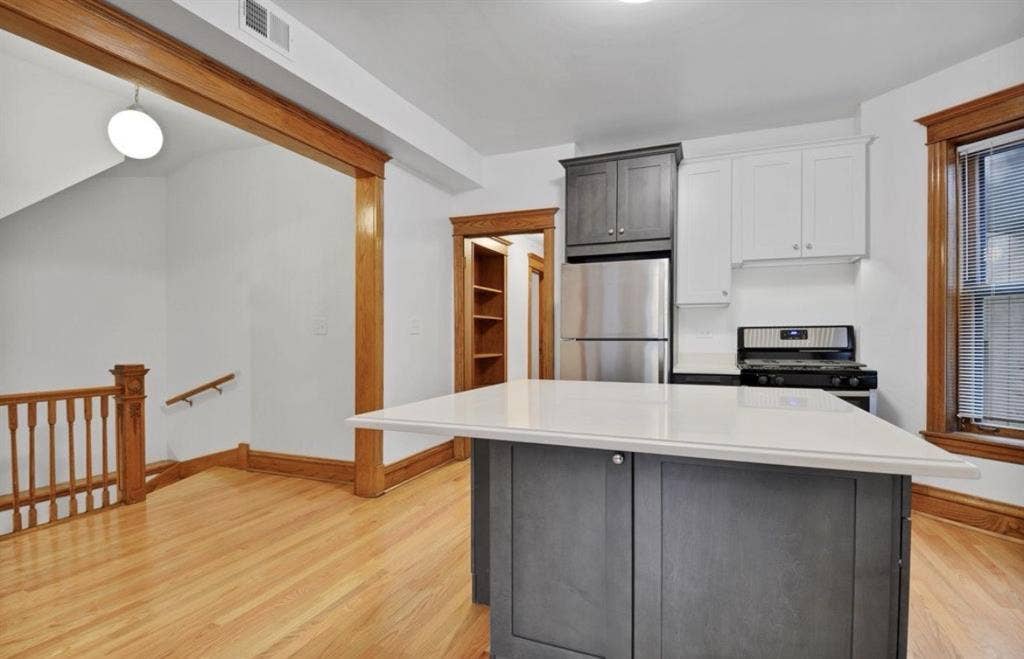 bed/bath available in west lakeview