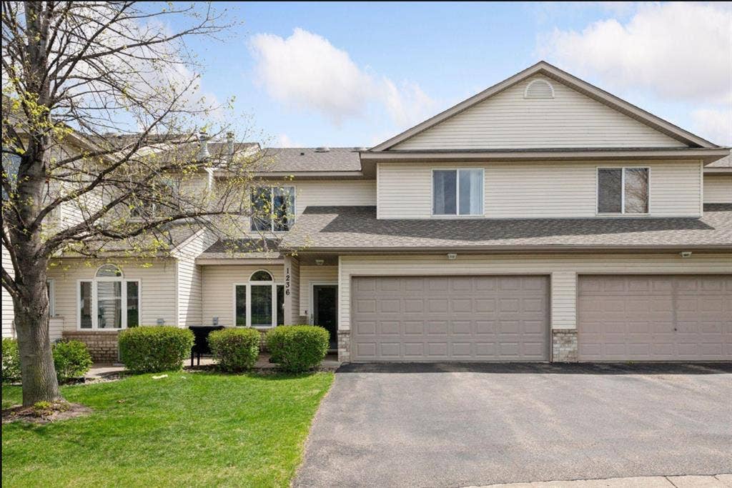 Spacious room in Chaska