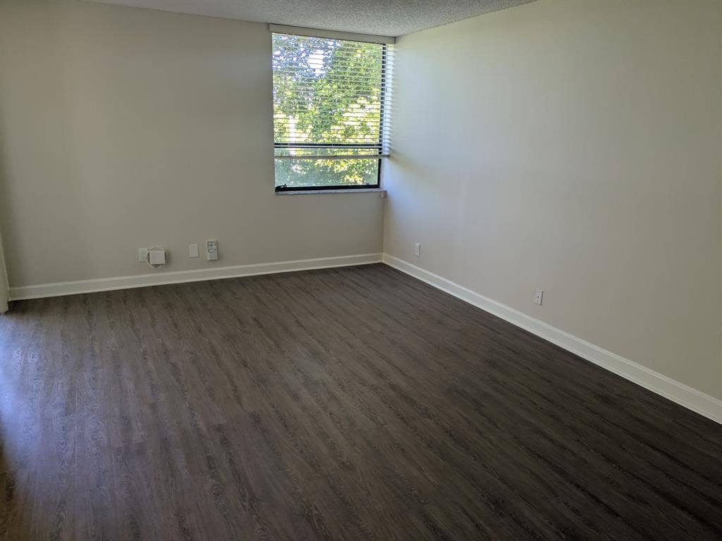 Room available in Miami lakes
