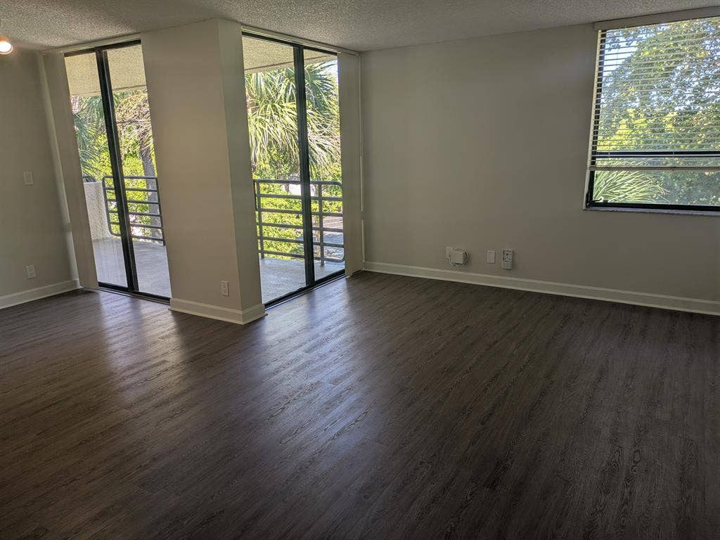 Room available in Miami lakes