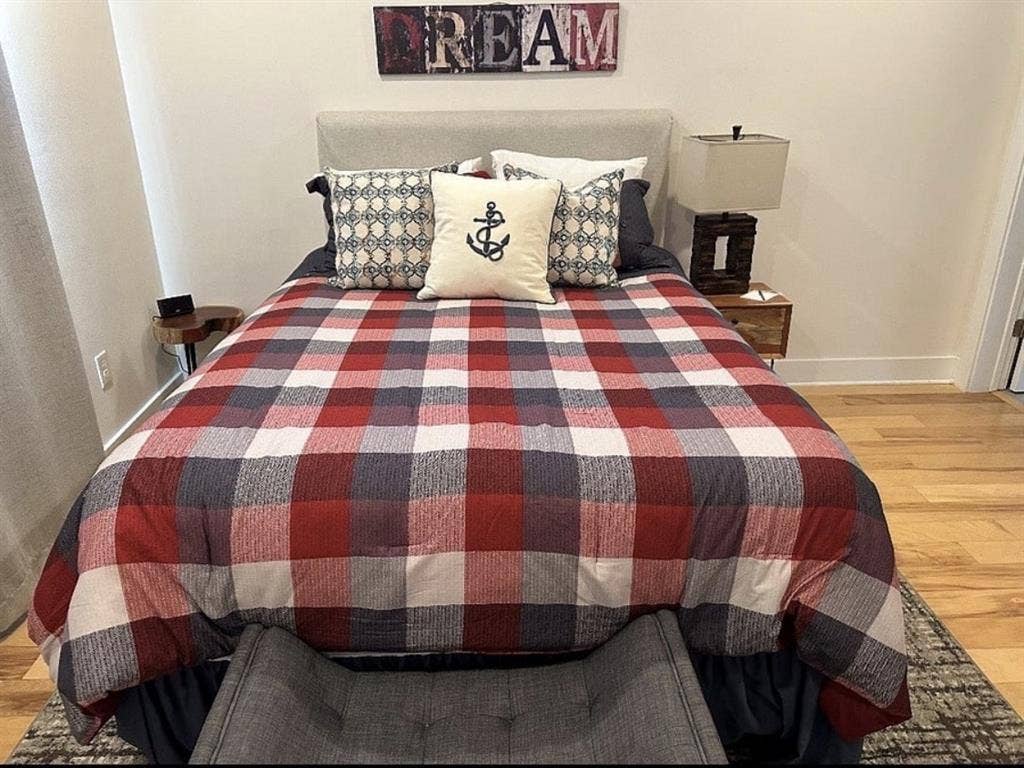 Private Bed/Bath Suite - Lake Vibe