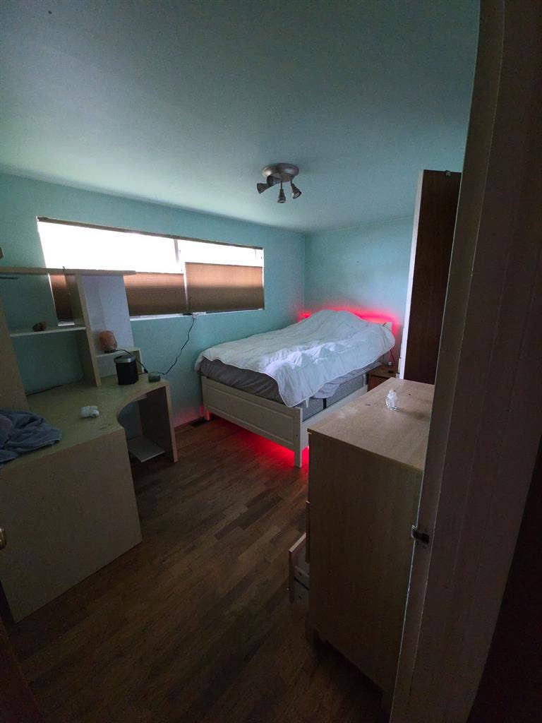 Furnished room Newport Hills