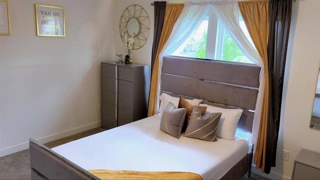 Full furnished queen bed WiFi 4