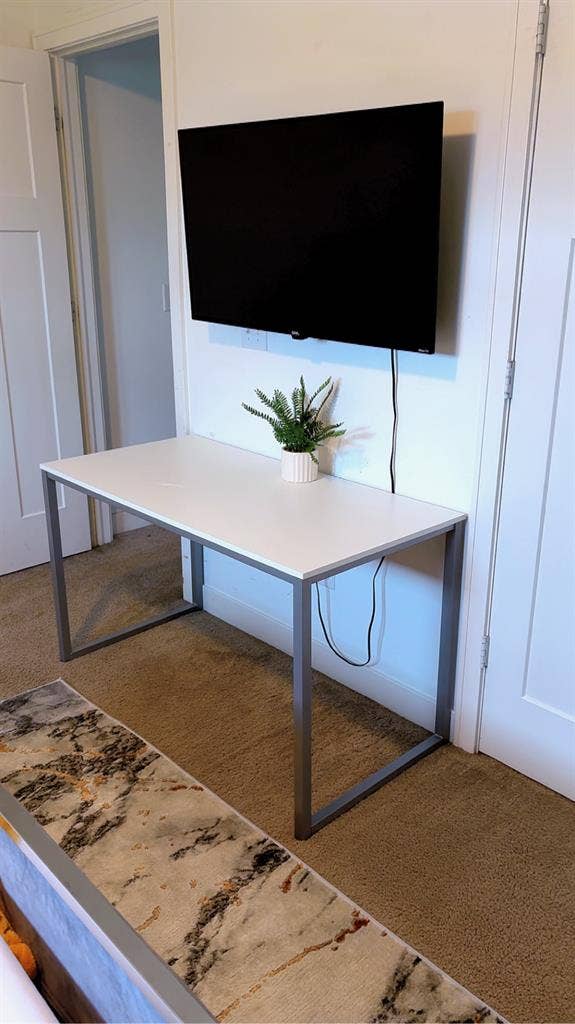Full furnished queen bed WiFi 4