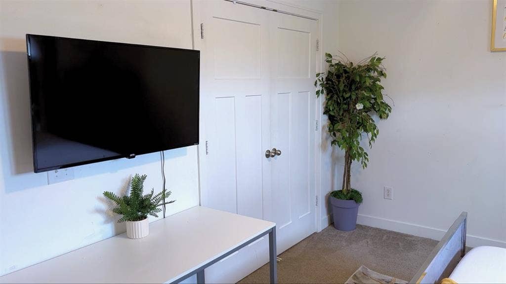 Full furnished queen bed WiFi 4