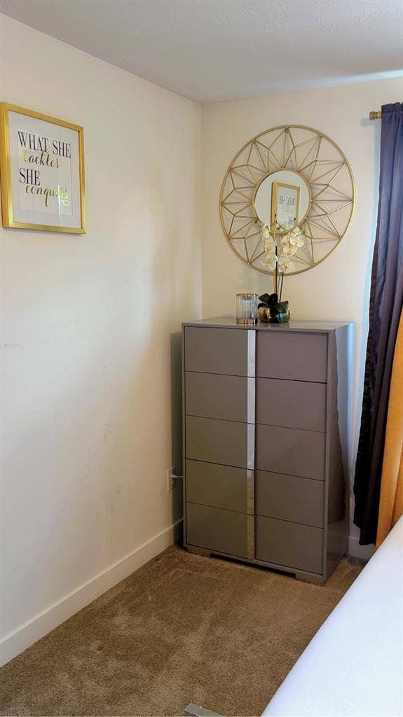 Full furnished queen bed WiFi 4