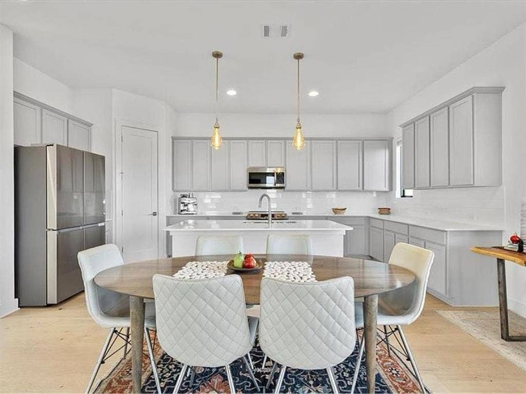 Room for rent in Lakeway available