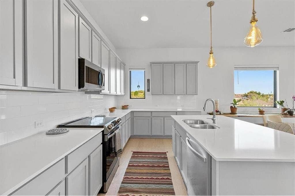 Room for rent in Lakeway available