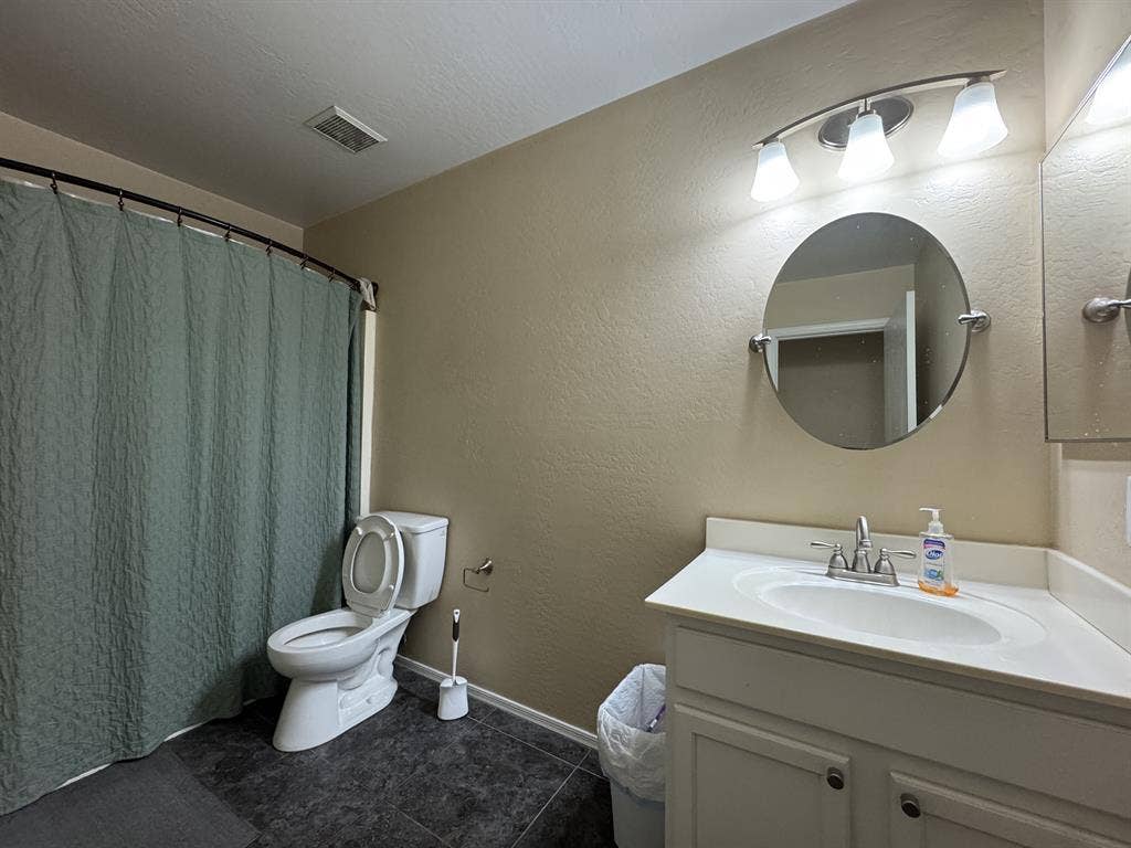🏡 2 Rooms Available for Rent