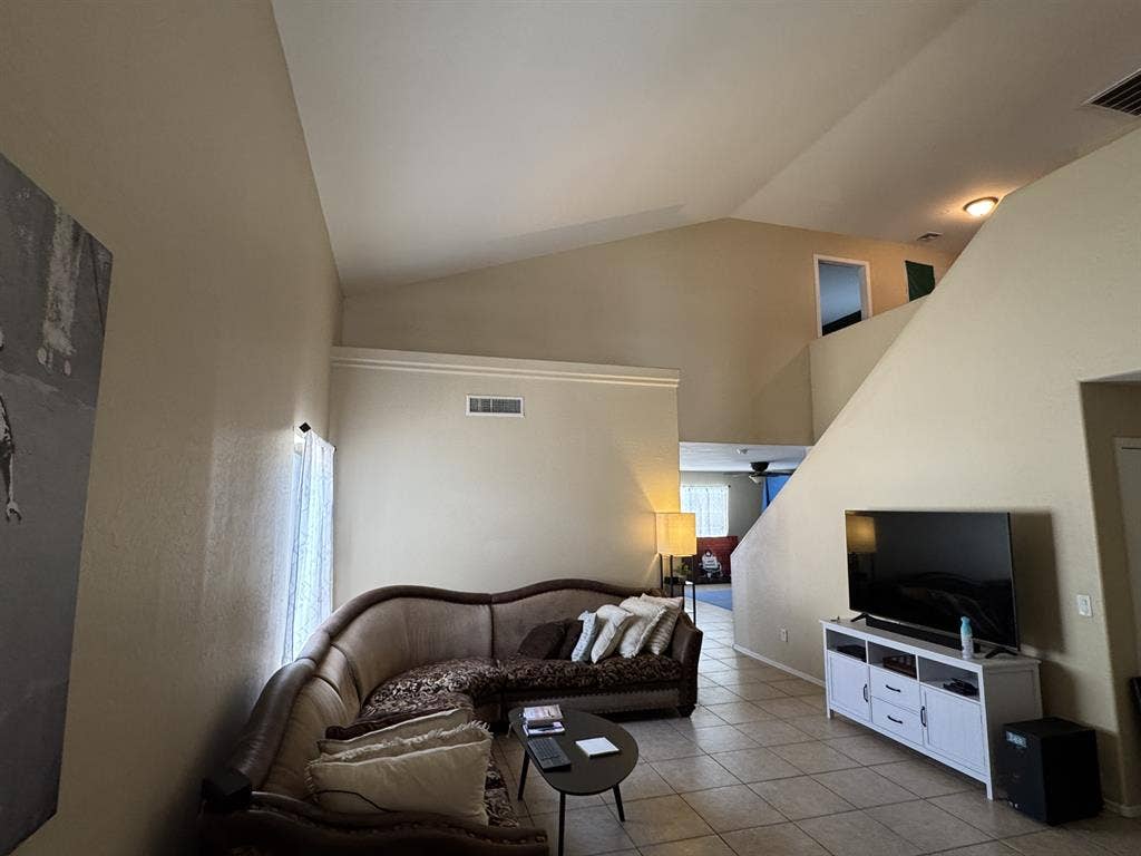 🏡 2 Rooms Available for Rent