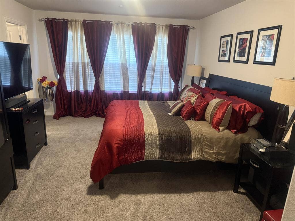 Beautiful Townhouse Master Suite