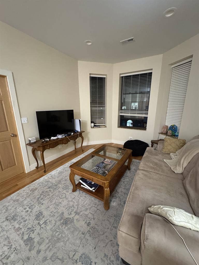Roommate for Open Room Bridgeport