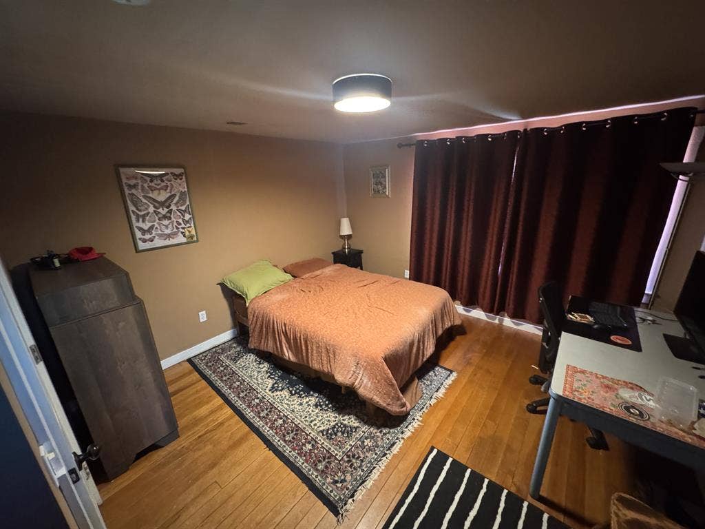 Master Bed Private Bath 1000