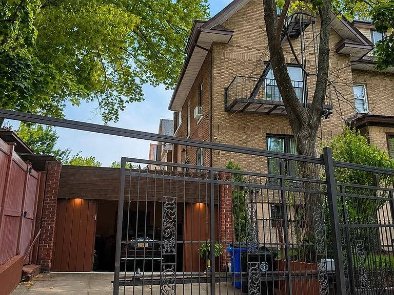 Luxury Pre-War Townhouse Bronx 5BR