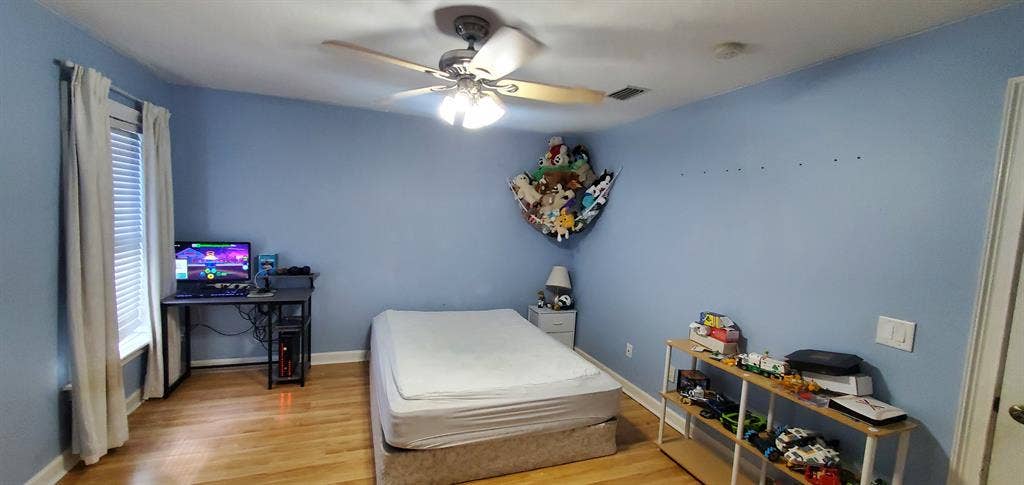 Looking for Female Roommate