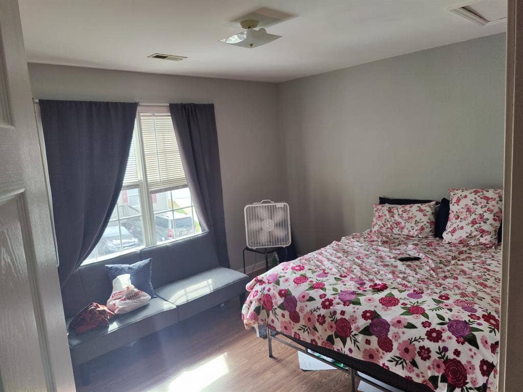Roommate Wanted- Master Bedroom
