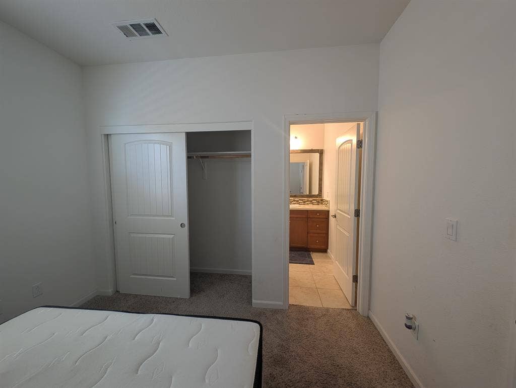 Large en suite room for rent