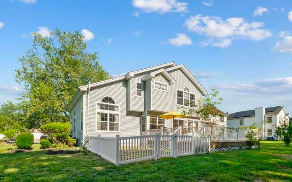 Fully Furnished w Utilities to rent