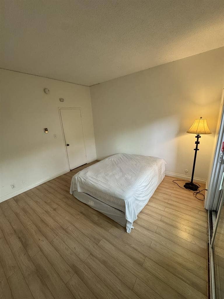 Looking for roommate