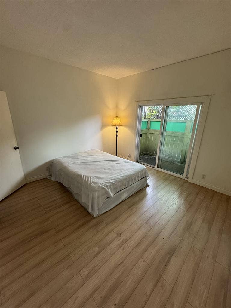 Looking for roommate