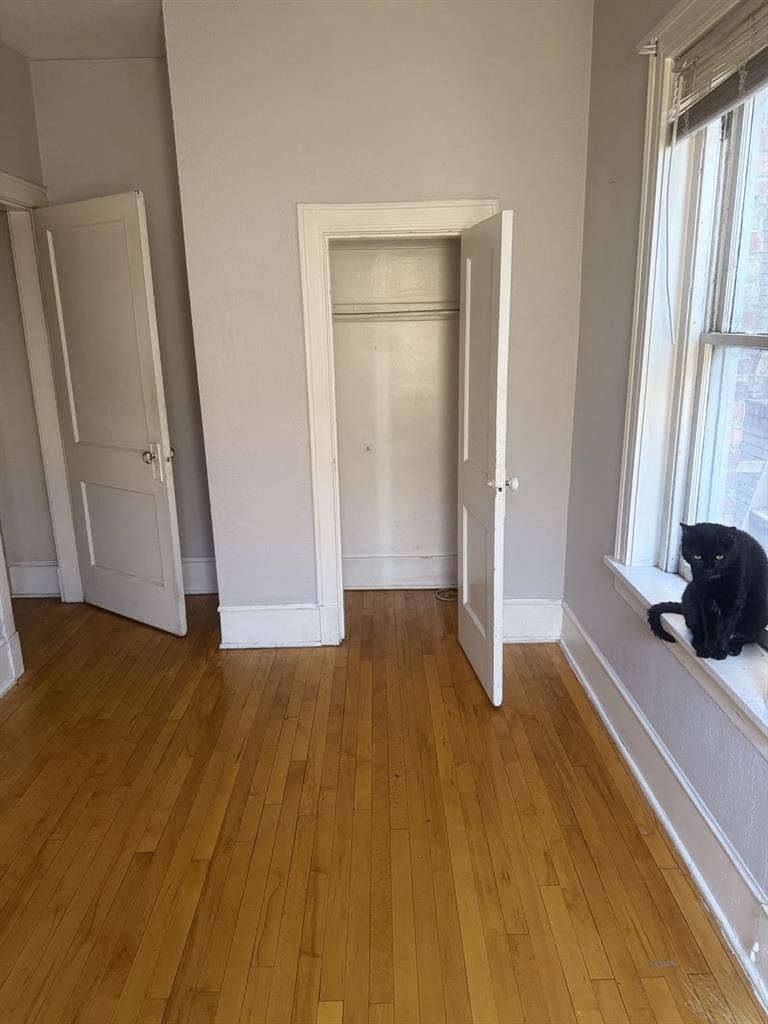 Looking for roommate