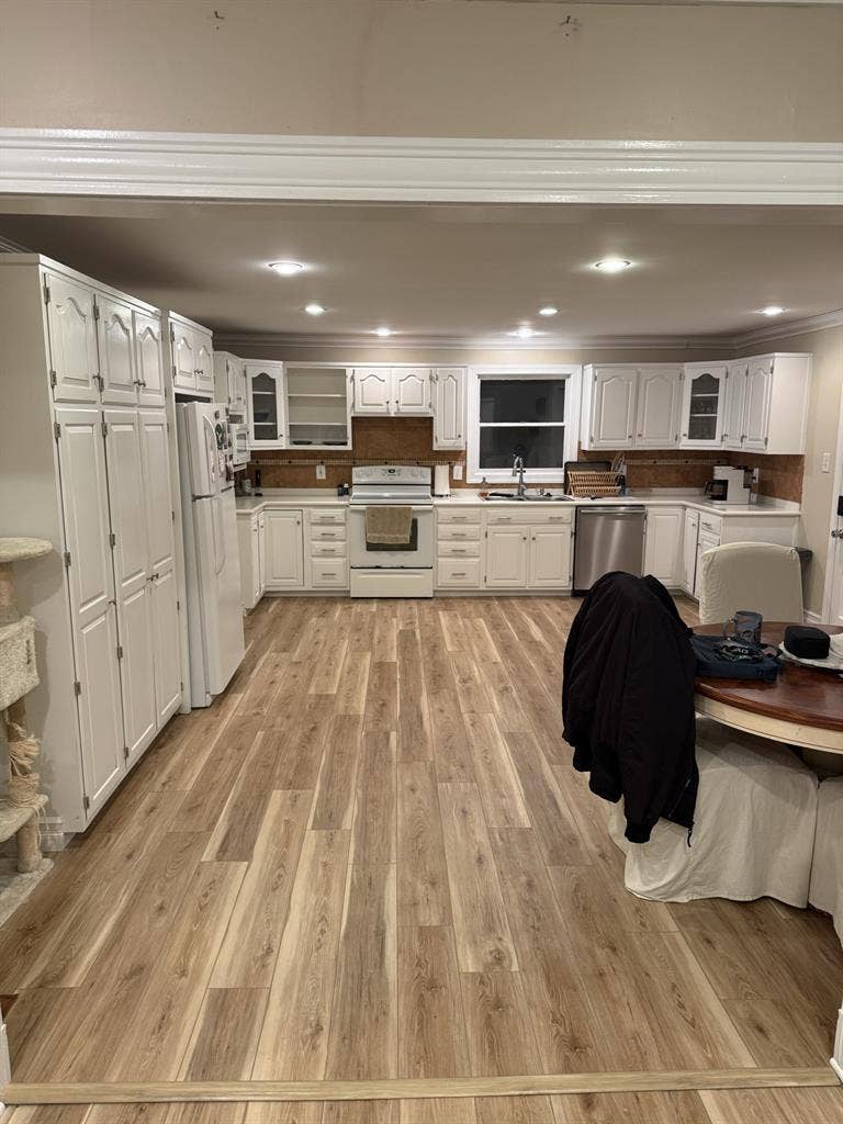 Room Available Looking for Roommate