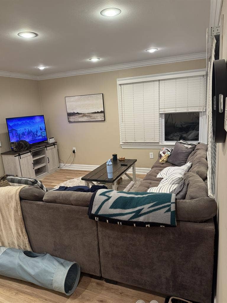 Room Available Looking for Roommate