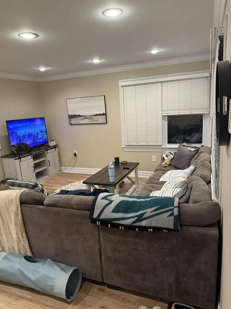 Room Available Looking for Roommate