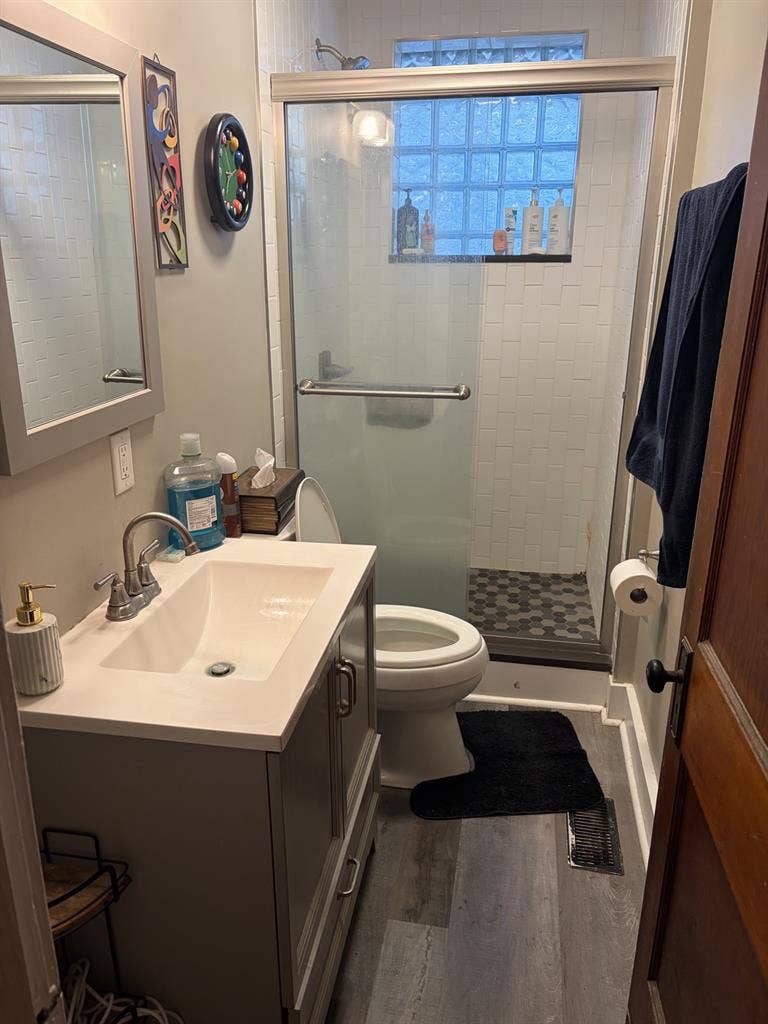 Looking for roommate