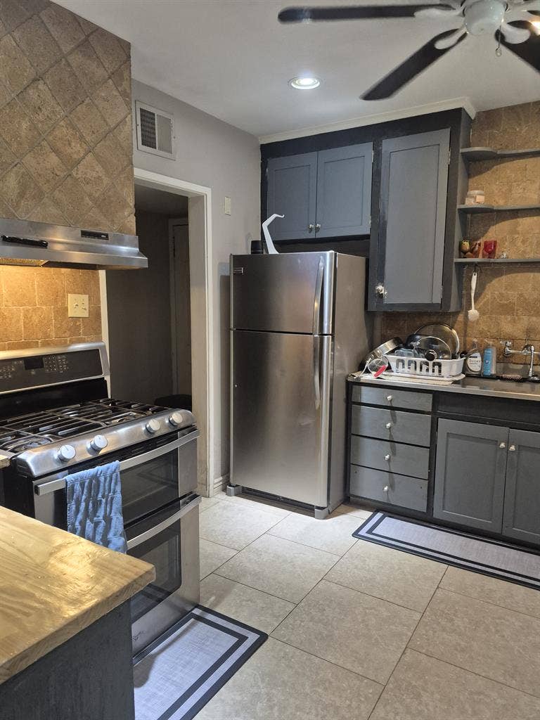 Looking for one Roommate