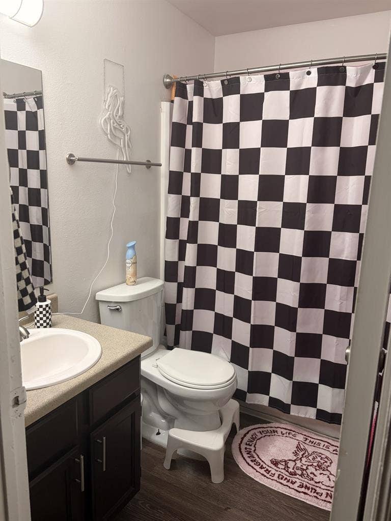 Need roommate asap message me